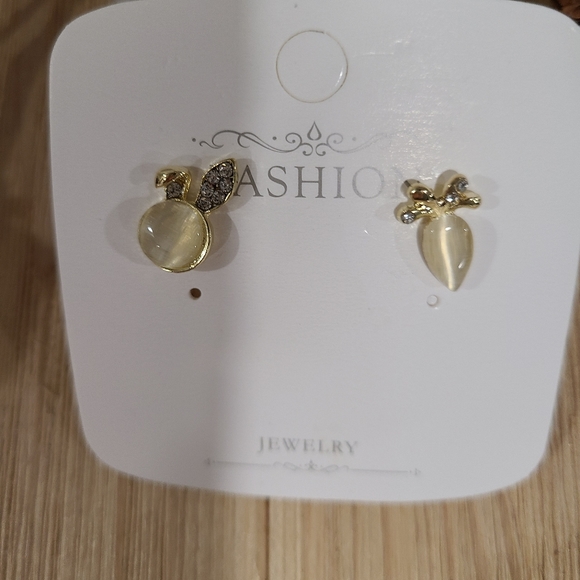 🐰🥕NEW🐰🥕ADORABLE!! BUNNY AND CARROT STUD CZ EARRINGS 🐰🥕 - Picture 10 of 13